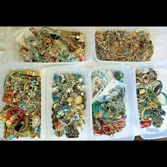 2 LB Unsearched & Untested Vintage Mod Jewelry Lot- mostly WEARABLE REPAIR CRAFT - Picture 5 of 7